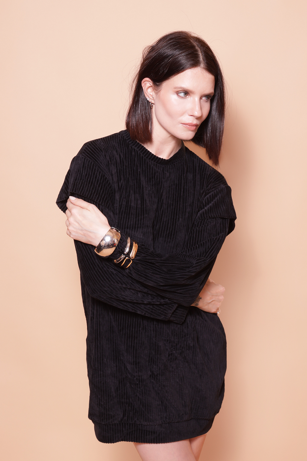 Vestido curto manga sobreposta plush preto