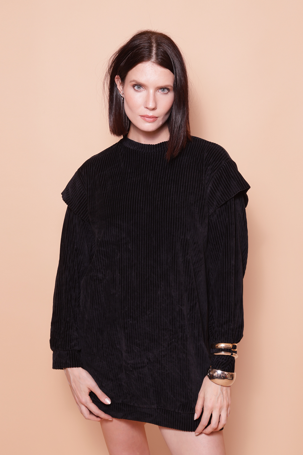 Vestido curto manga sobreposta plush preto