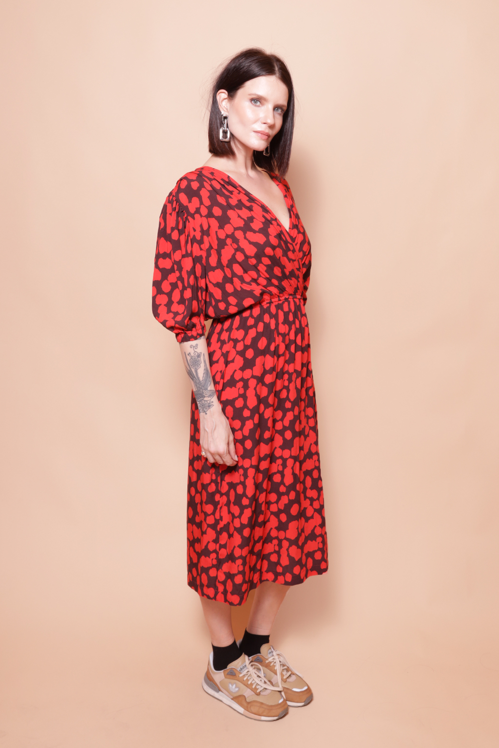 Vestido midi transpassado manga 3/4 estampado Onça Preta