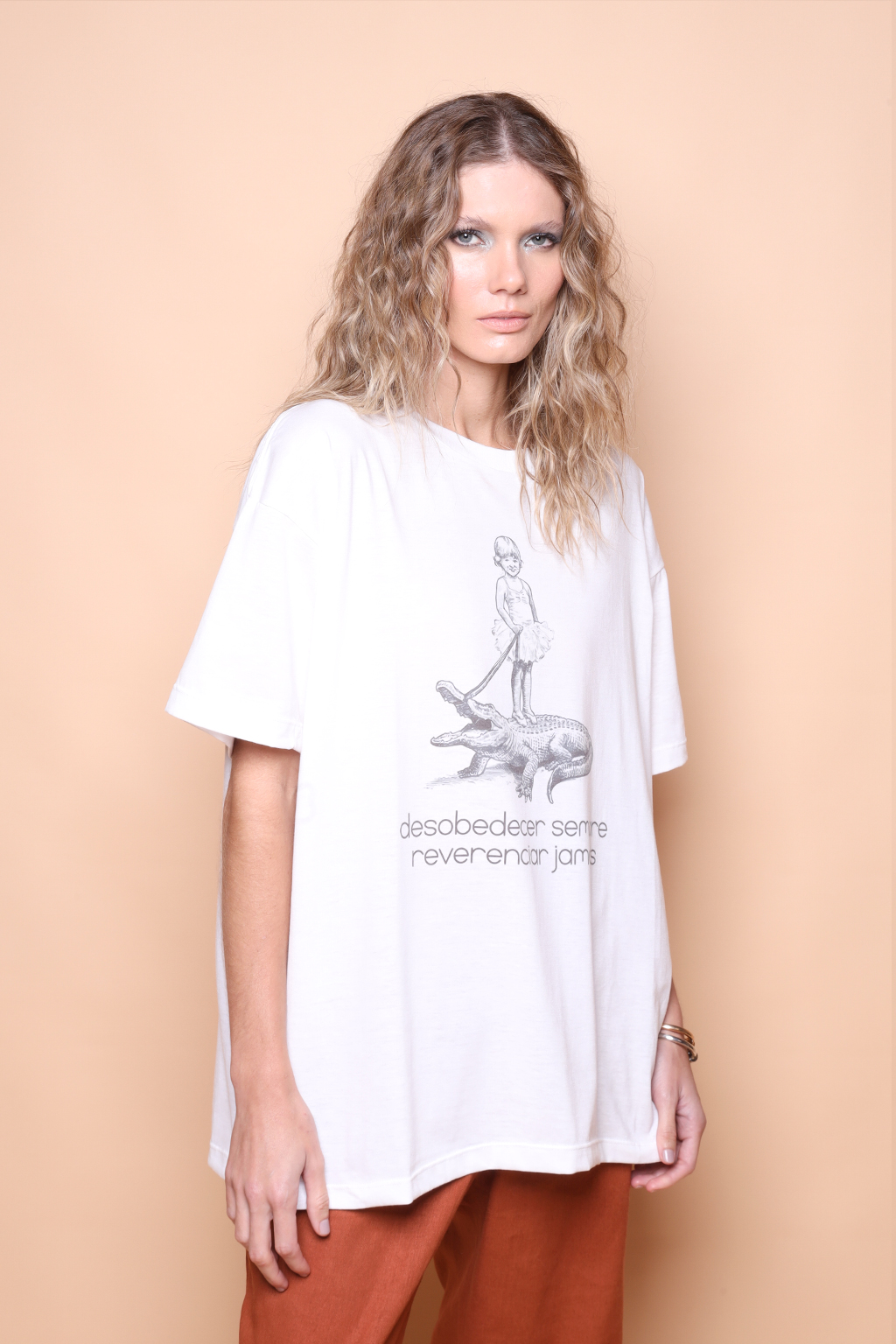 Camiseta oversize estampada Desobedecer sempre