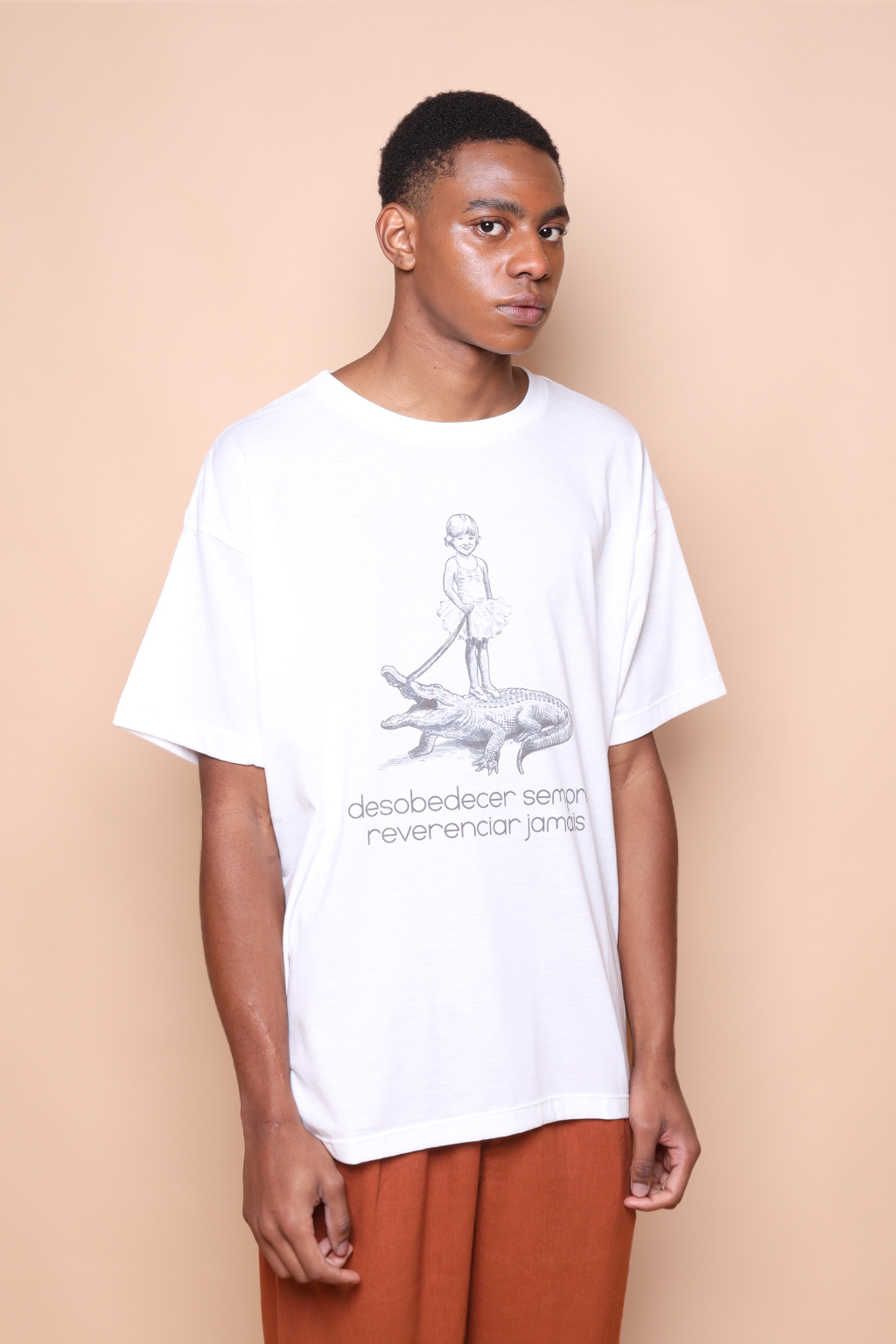 Camiseta oversize estampada Desobedecer sempre