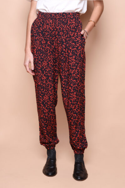 Calça jogger estampada Caderno vermelho