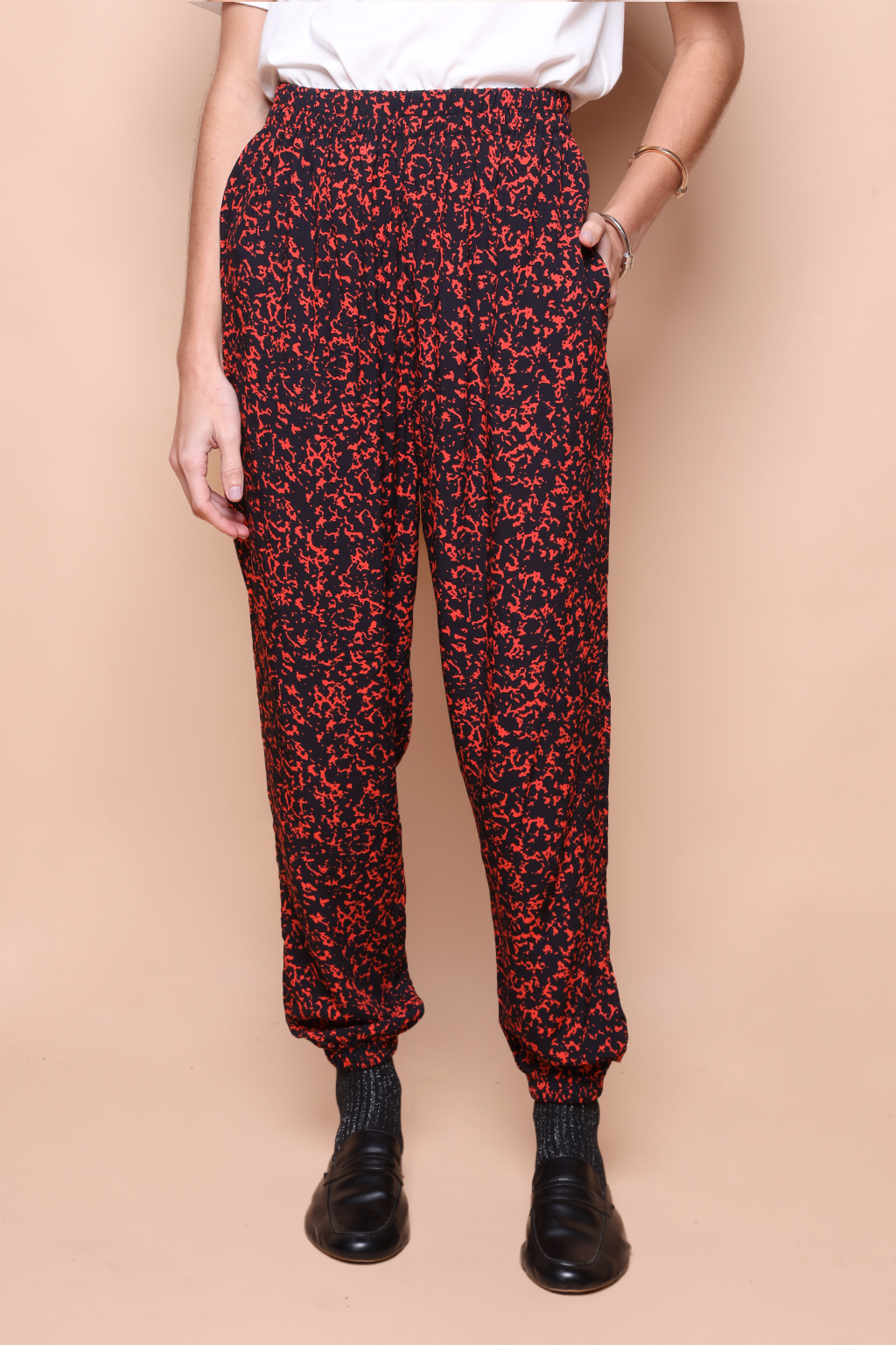 Calça jogger estampada Caderno vermelho