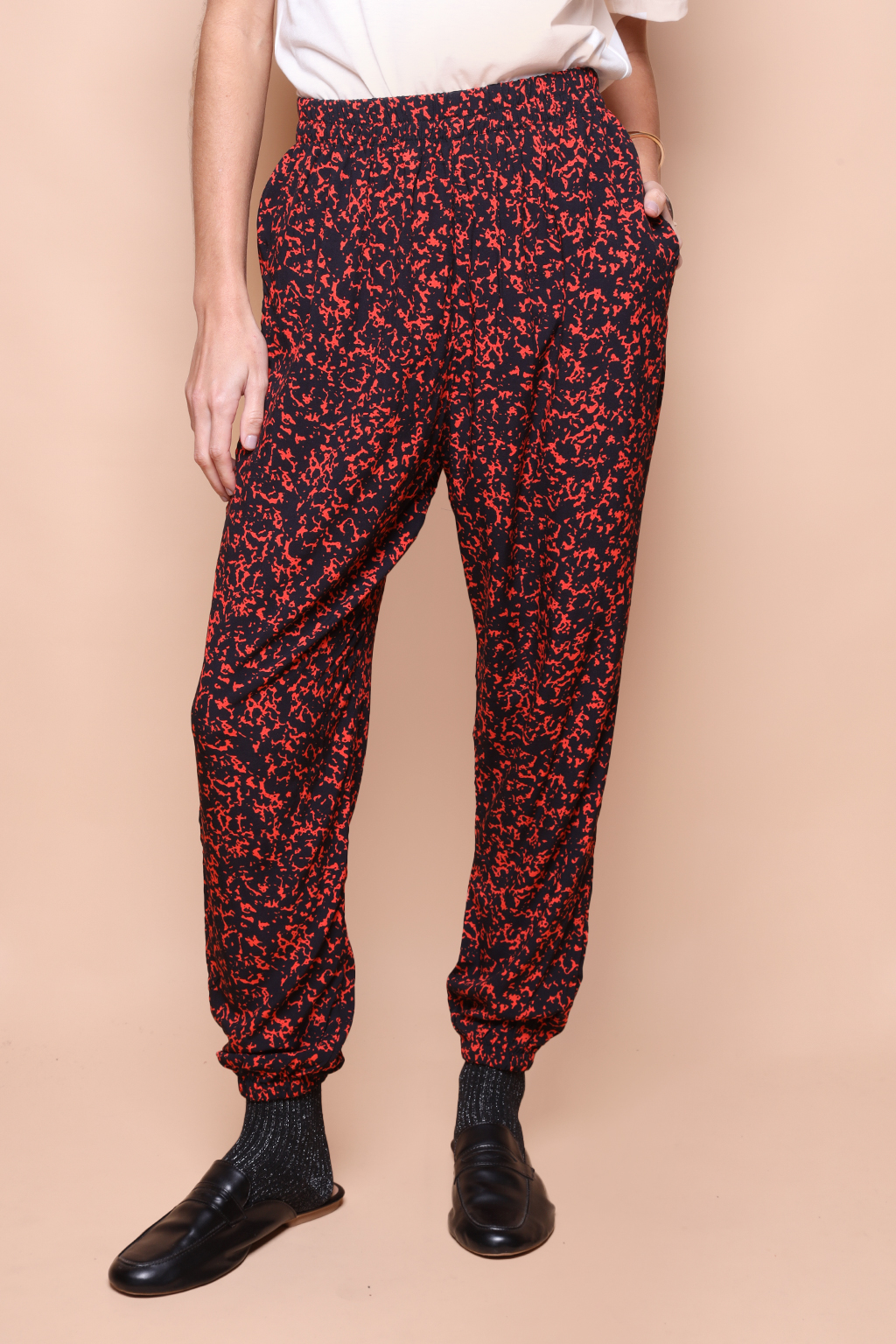 Calça jogger estampada Caderno vermelho