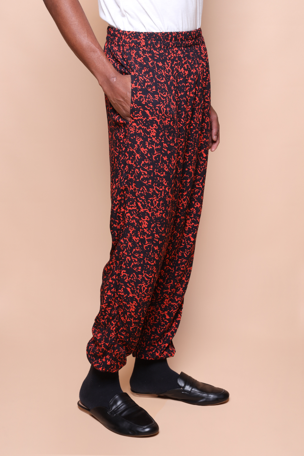 Calça jogger estampada Caderno vermelho