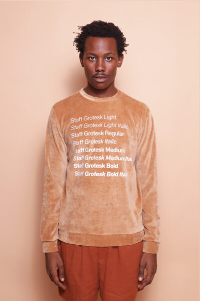 Blusão plush bege estampado Staff Grotesk DTF