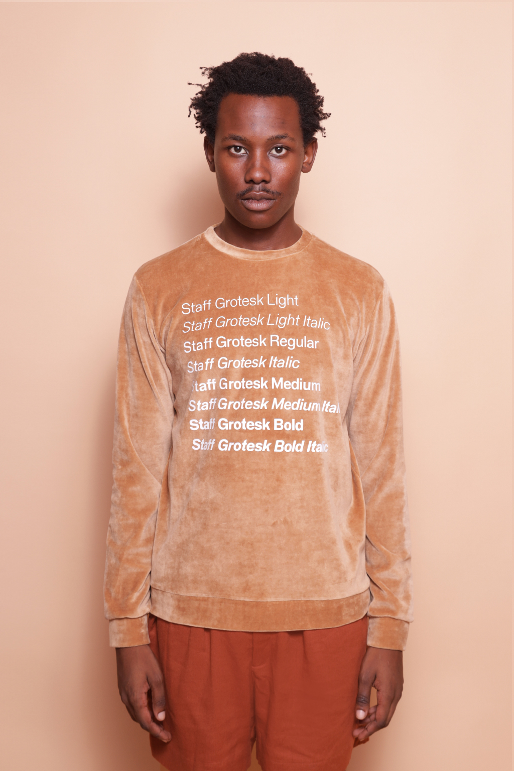 Blusão plush bege estampado Staff Grotesk DTF