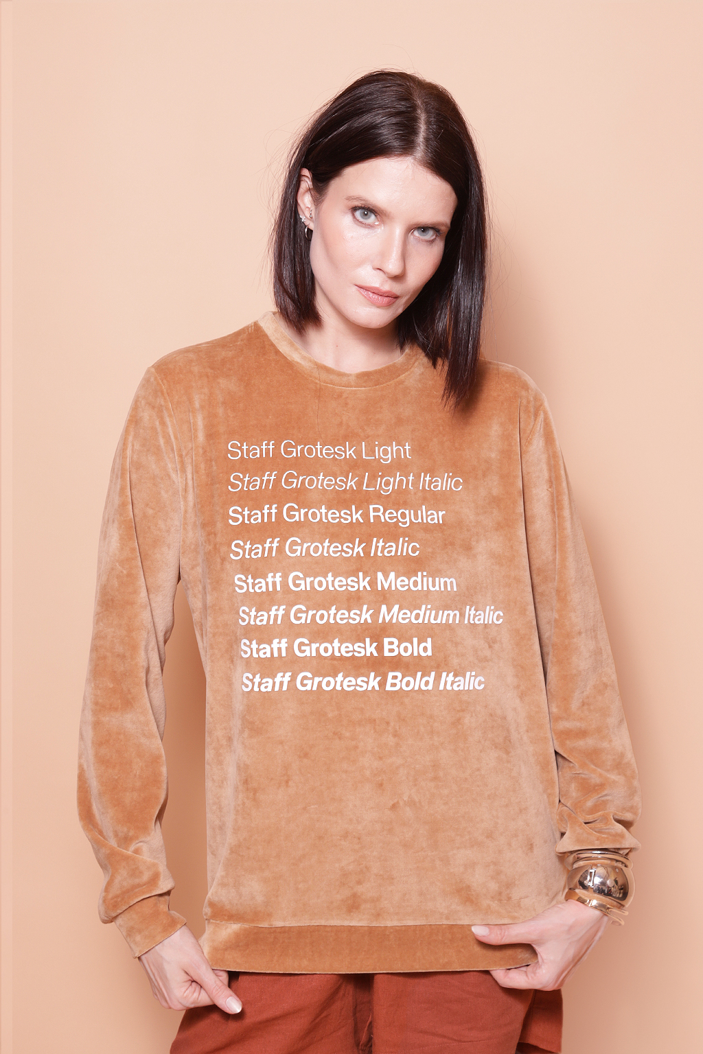 Blusão plush bege estampado Staff Grotesk DTF