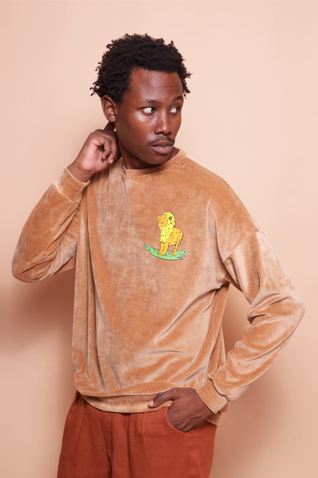 Blusão oversize plush bege estampado Leão DTF