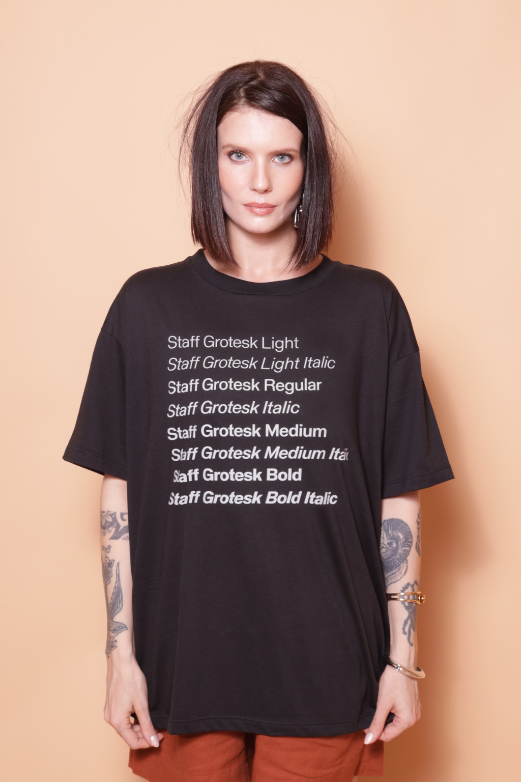 Camiseta oversize preta estampada Staff Grotesk