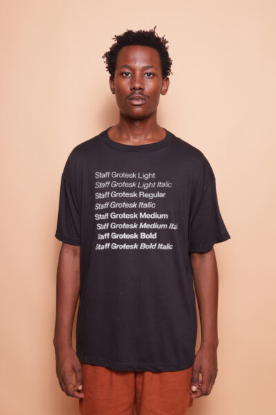 Camiseta oversize preta estampada Staff Grotesk