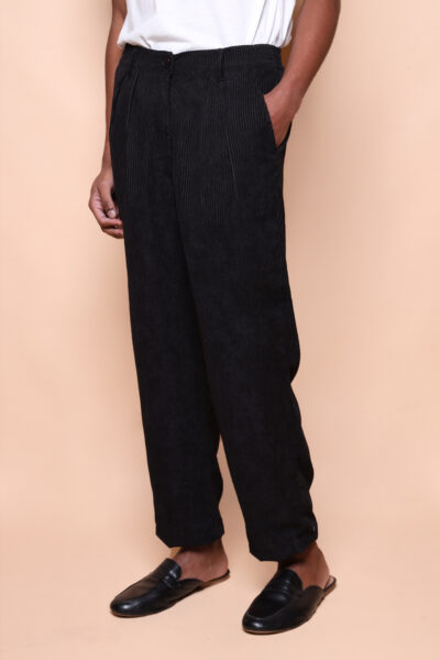 Calça alfaiataria cotelê preta