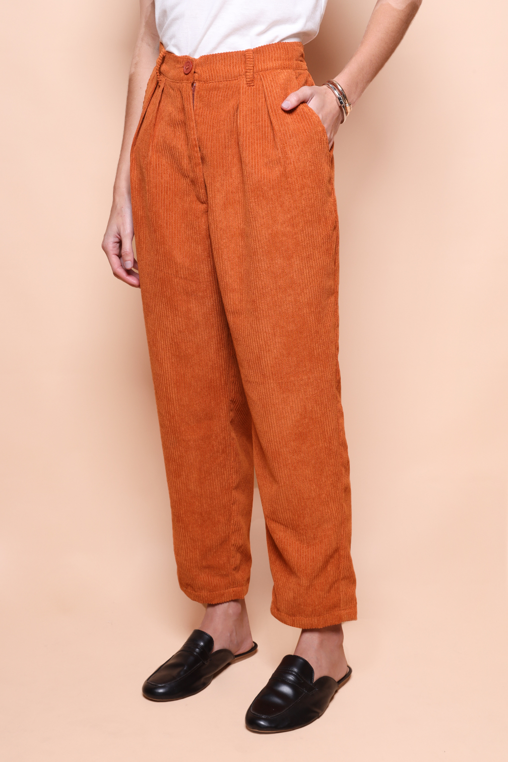 Calça alfaiataria cotelê tijolo