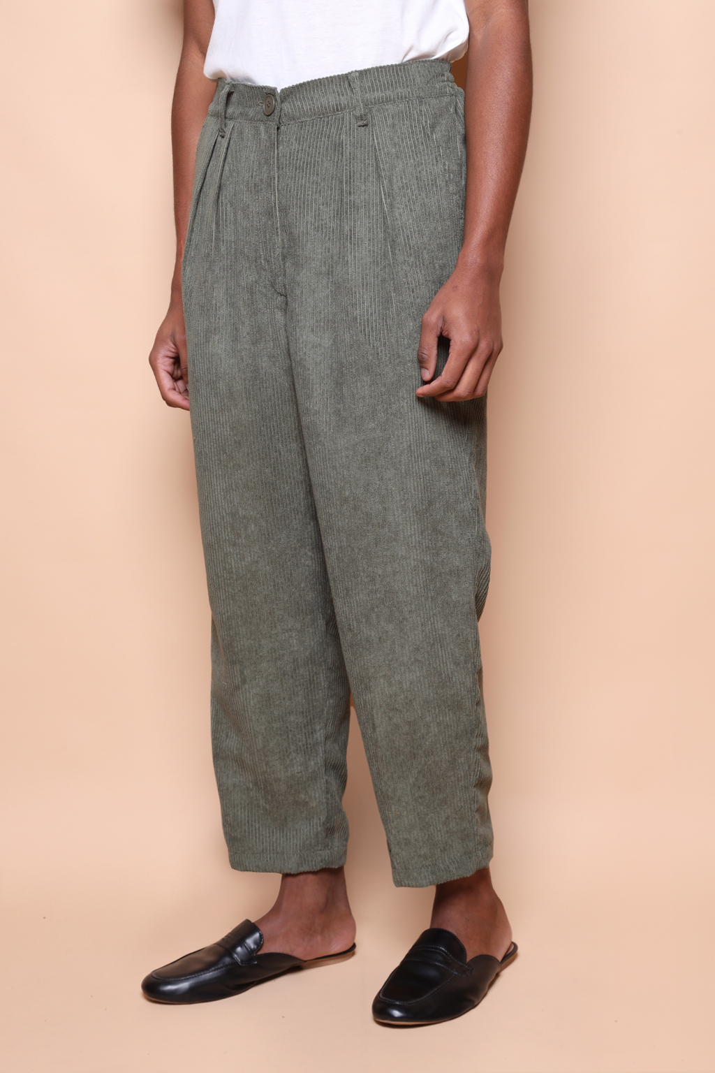 Calça alfaiataria cotelê cinza