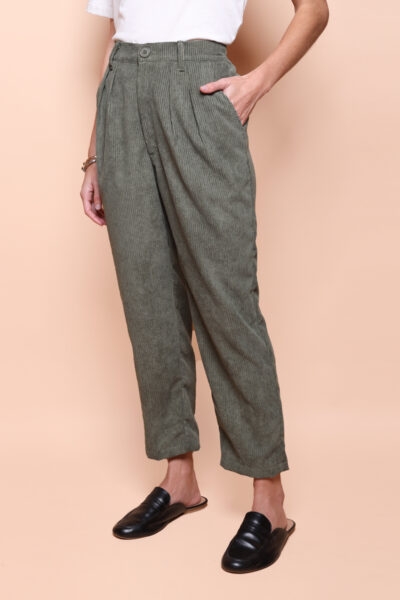 Calça alfaiataria cotelê cinza