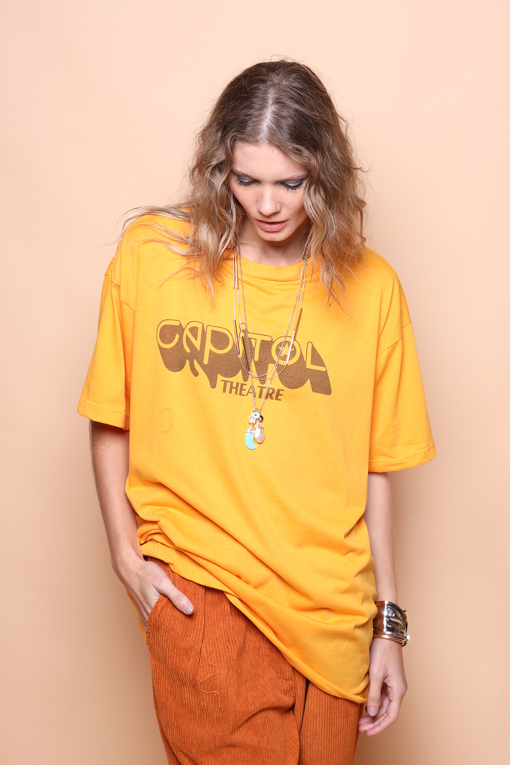 Camiseta oversize amarela estampada Capitol Theatre