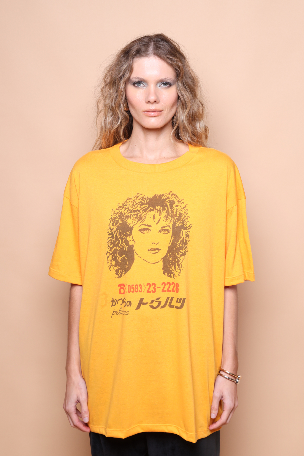 Camiseta oversize amarela estampada Pelucas