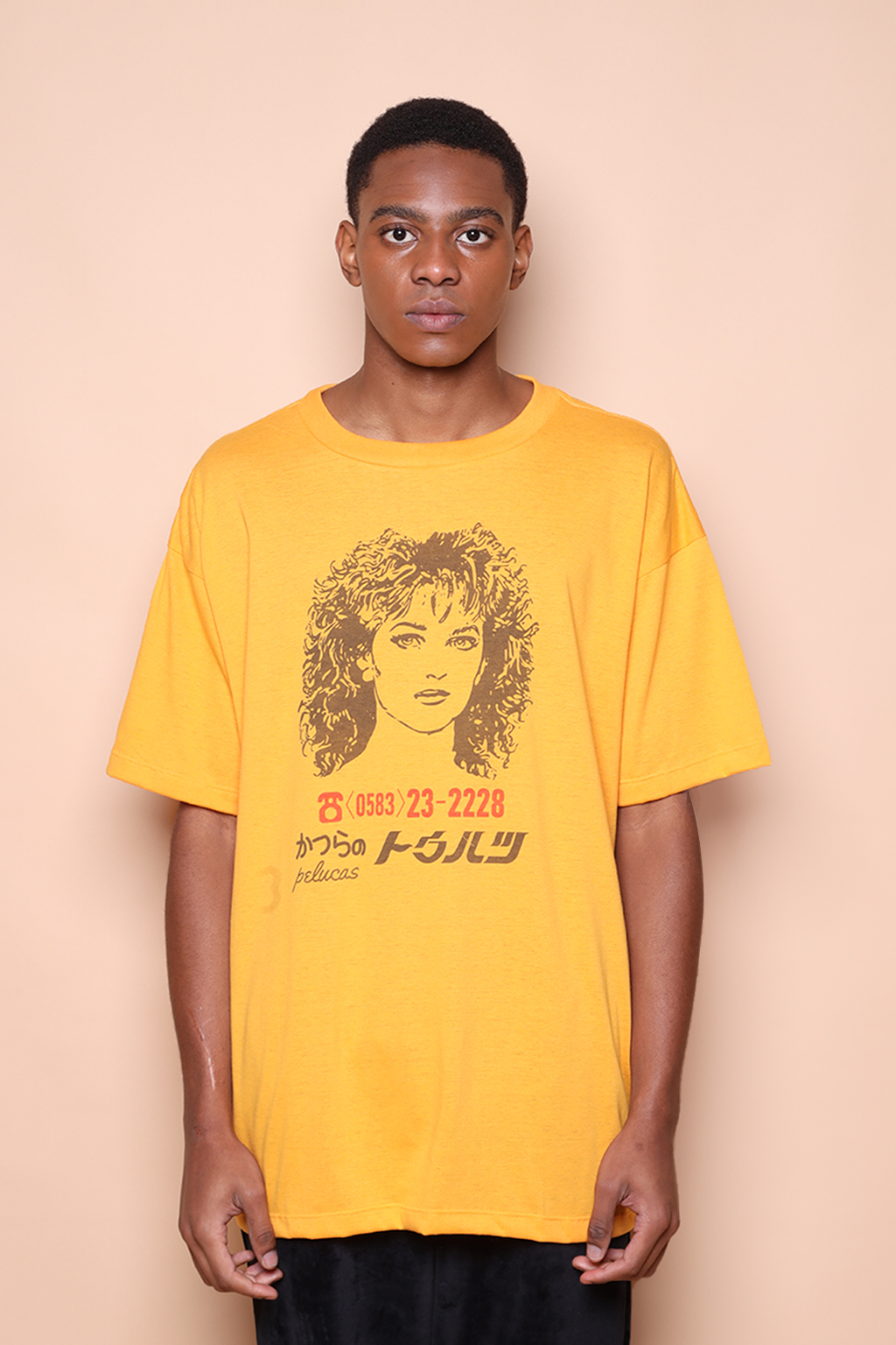 Camiseta oversize amarela estampada Pelucas