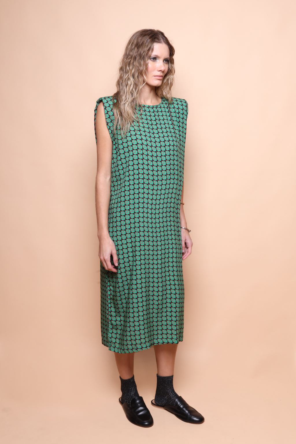 Vestido midi ombreira estampado Cubos Verdes