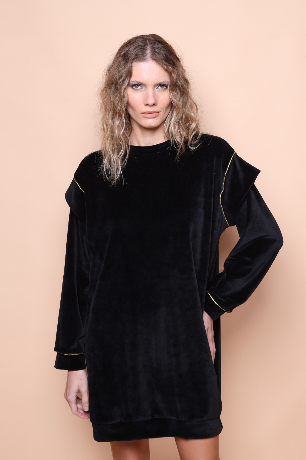 Vestido manga sobreposta plush preto com dourado