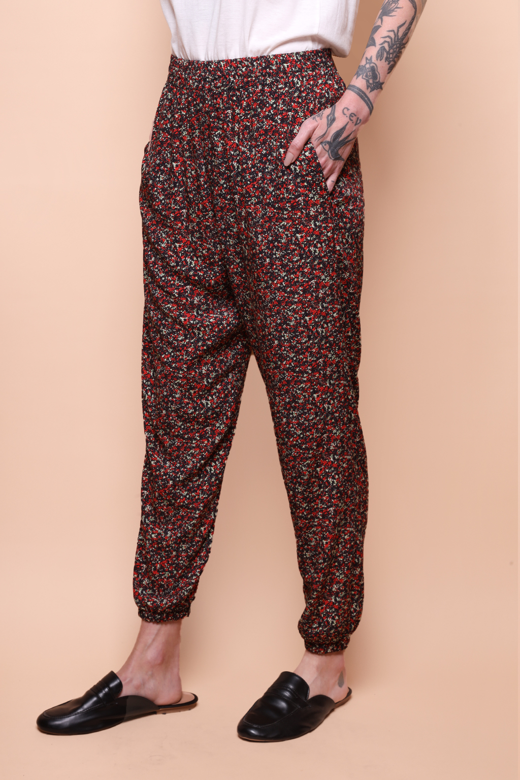 Calça jogger estampada Células