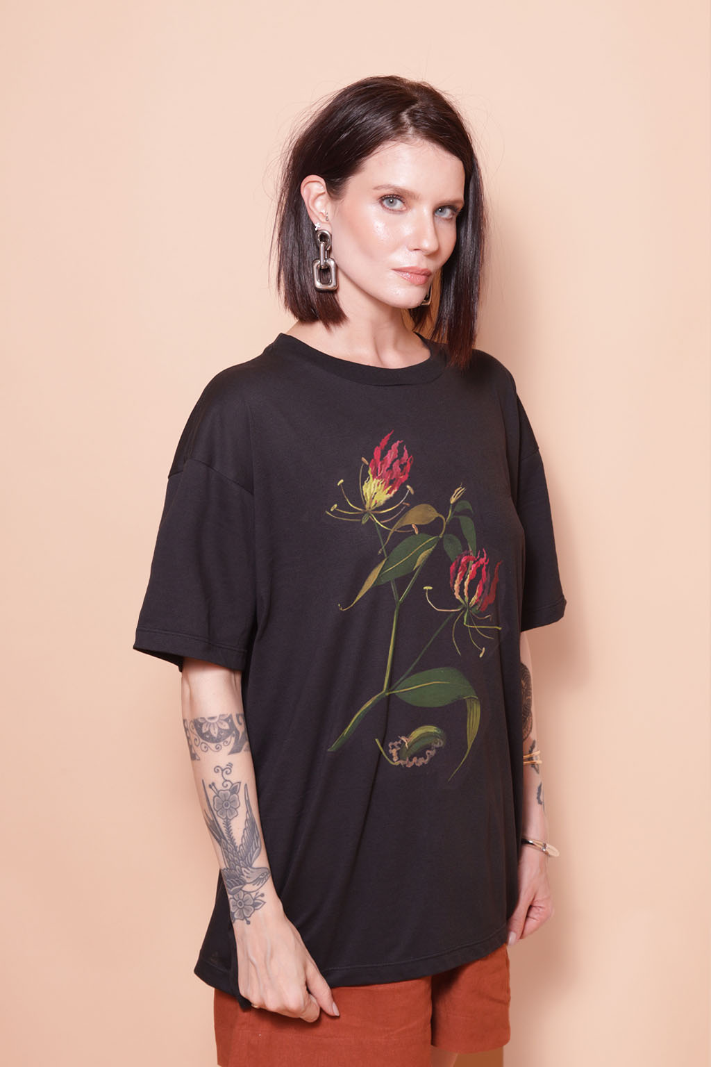 Camiseta oversize preta estampada Mary Delany