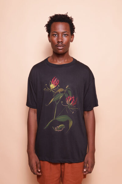 Camiseta oversize preta estampada Mary Delany