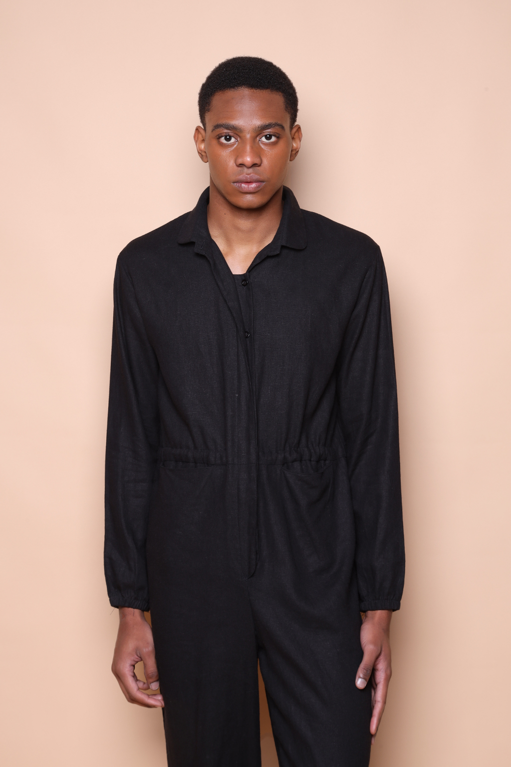 Macacão acinturado linho preto