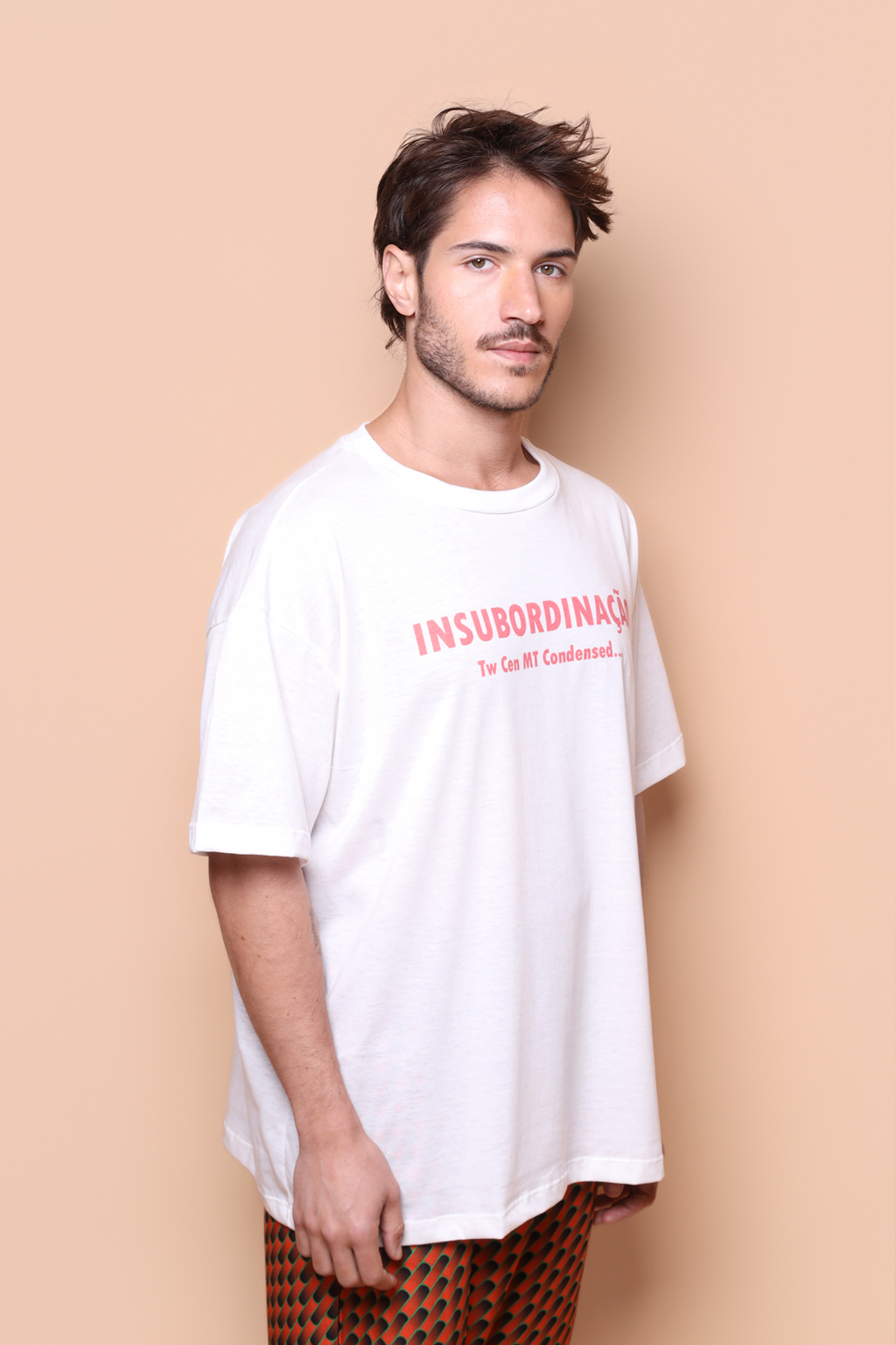 Camiseta oversize estampada Insubordinação
