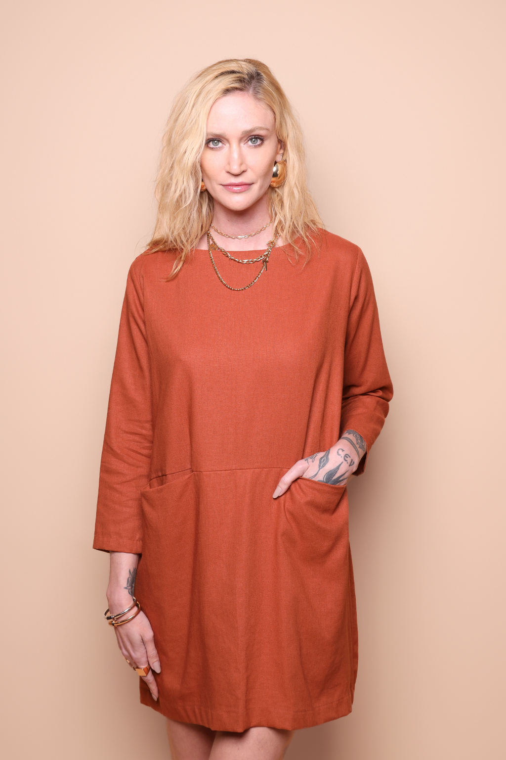 Vestido manga longa com bolso linho tijolo