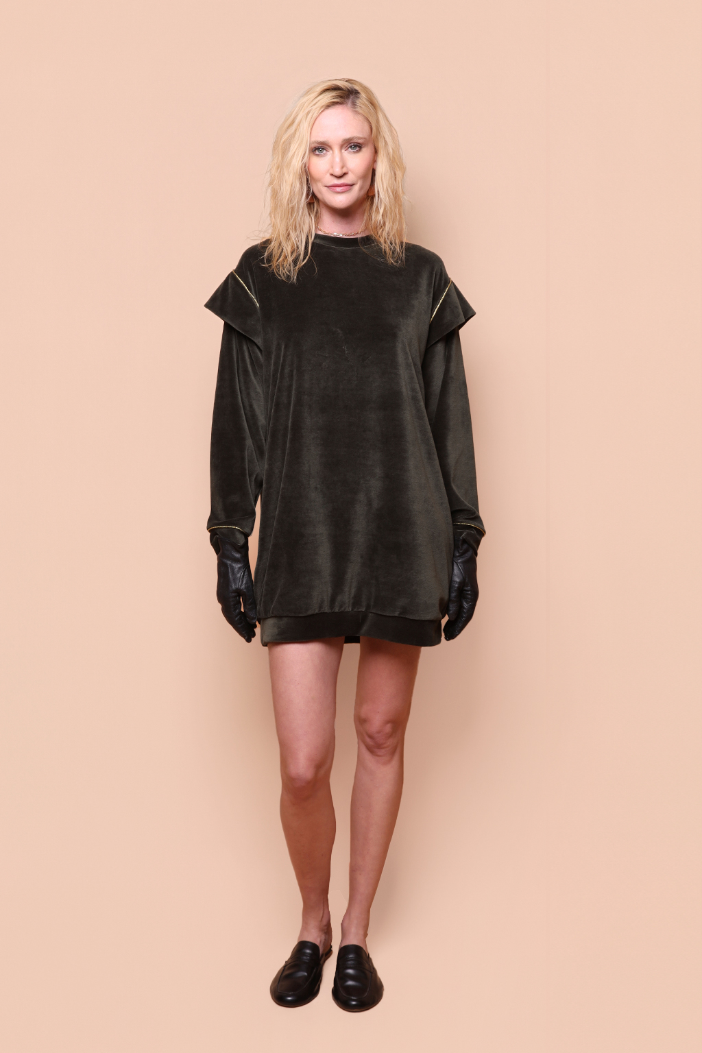 Vestido manga sobreposta plush verde com dourado