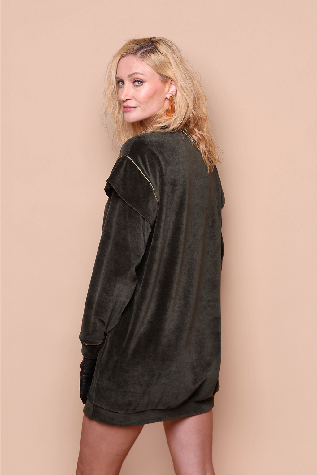 Vestido manga sobreposta plush verde com dourado