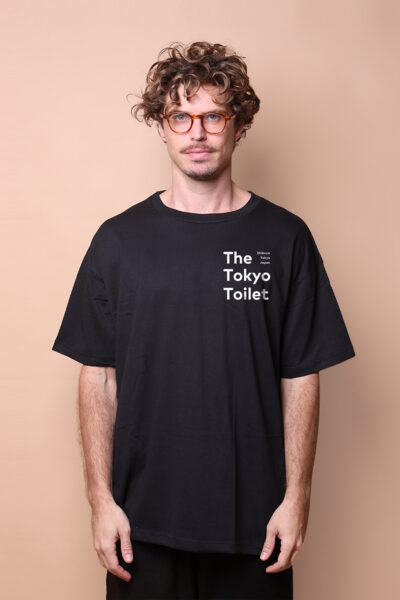 Camiseta oversize preta estampada Tokyo Toilet