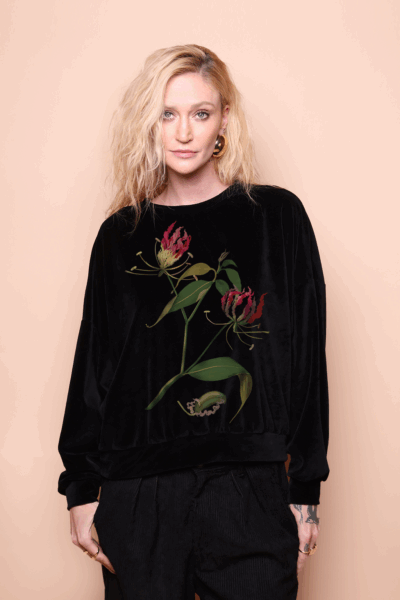 Blusão curto plush preto Mary Delany