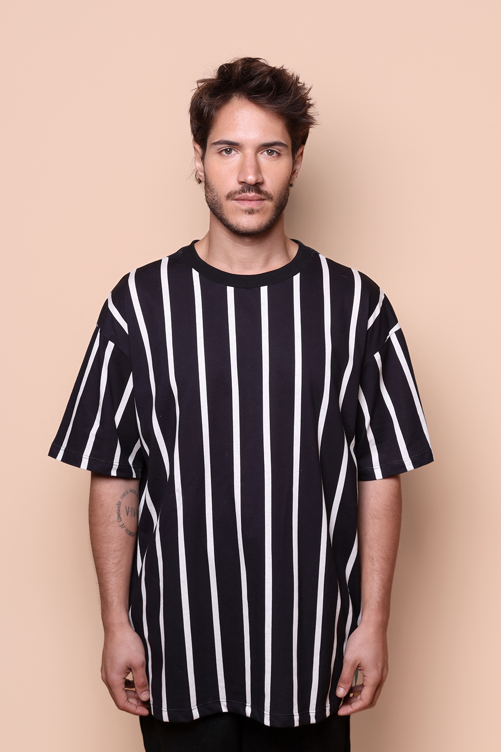 Camiseta oversize algodão listrada preta