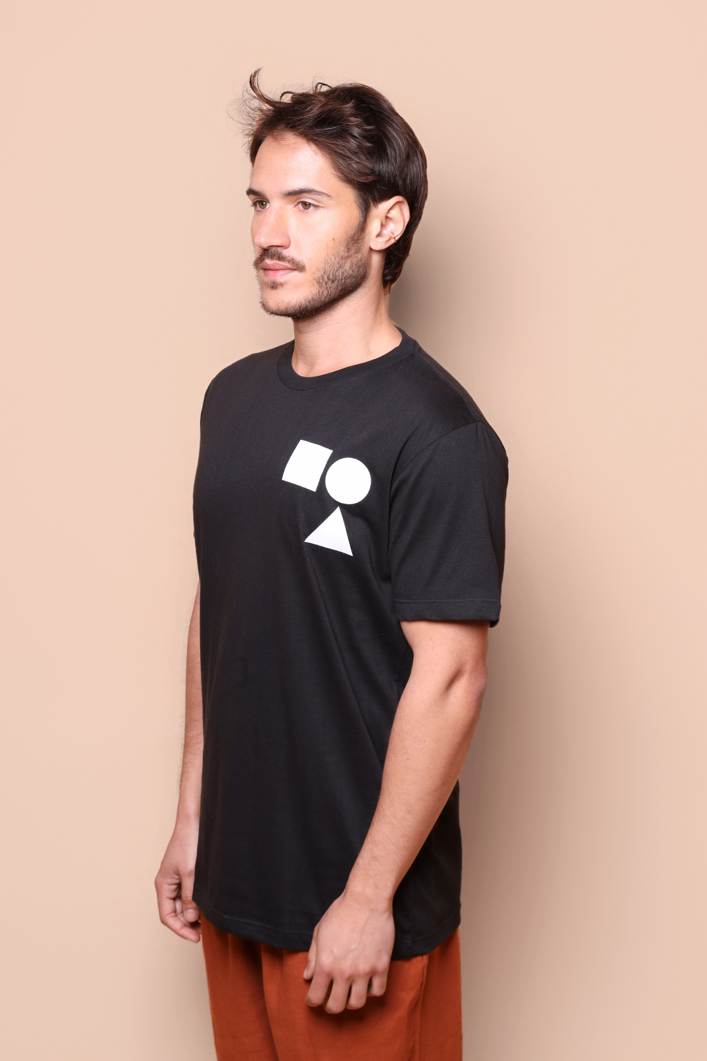 Camiseta preta estampada Formas branco