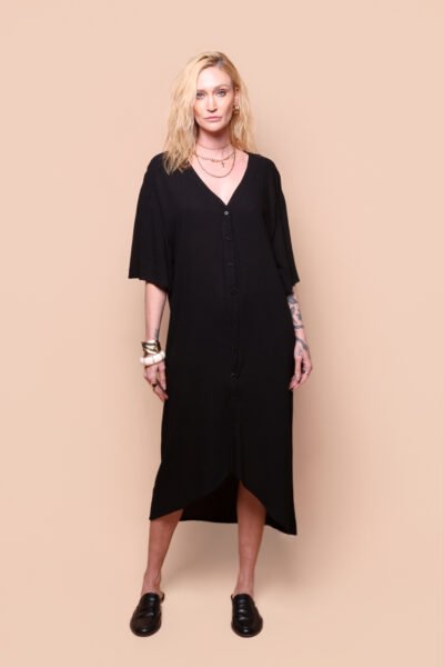 Vestido bata preto em viscose creponada