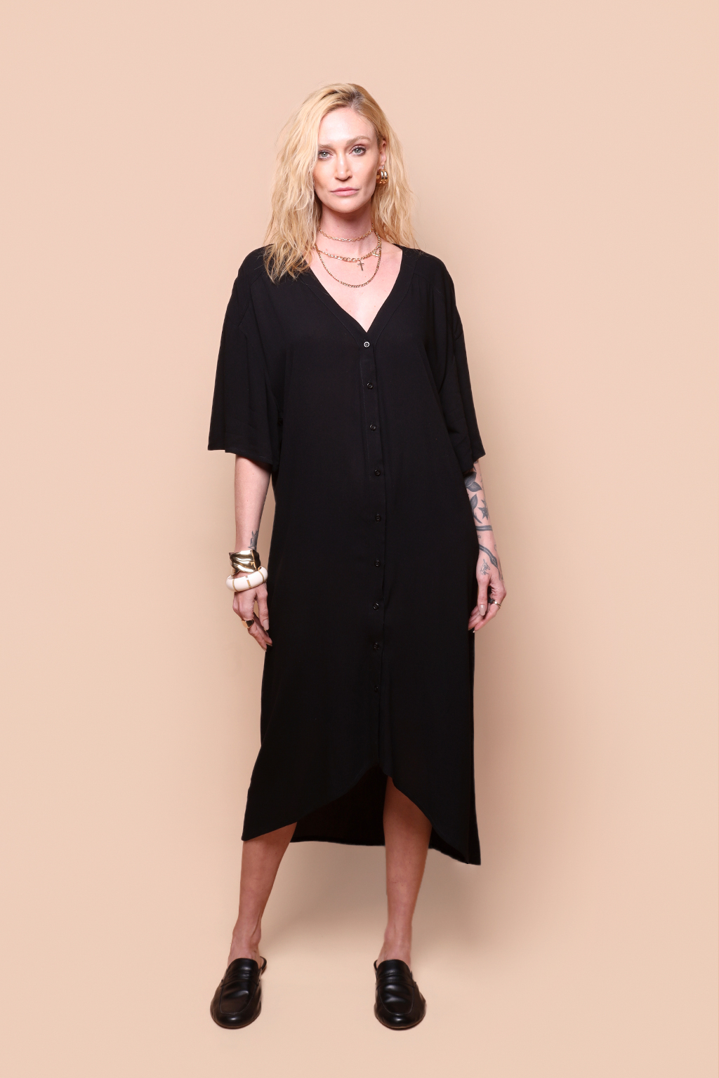 Vestido bata preto em viscose creponada