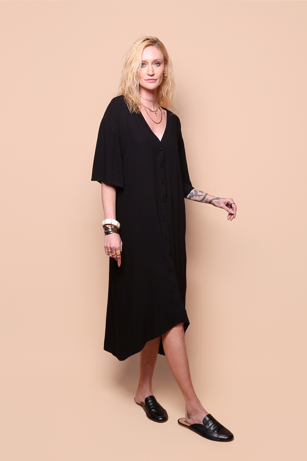 Vestido bata preto em viscose creponada