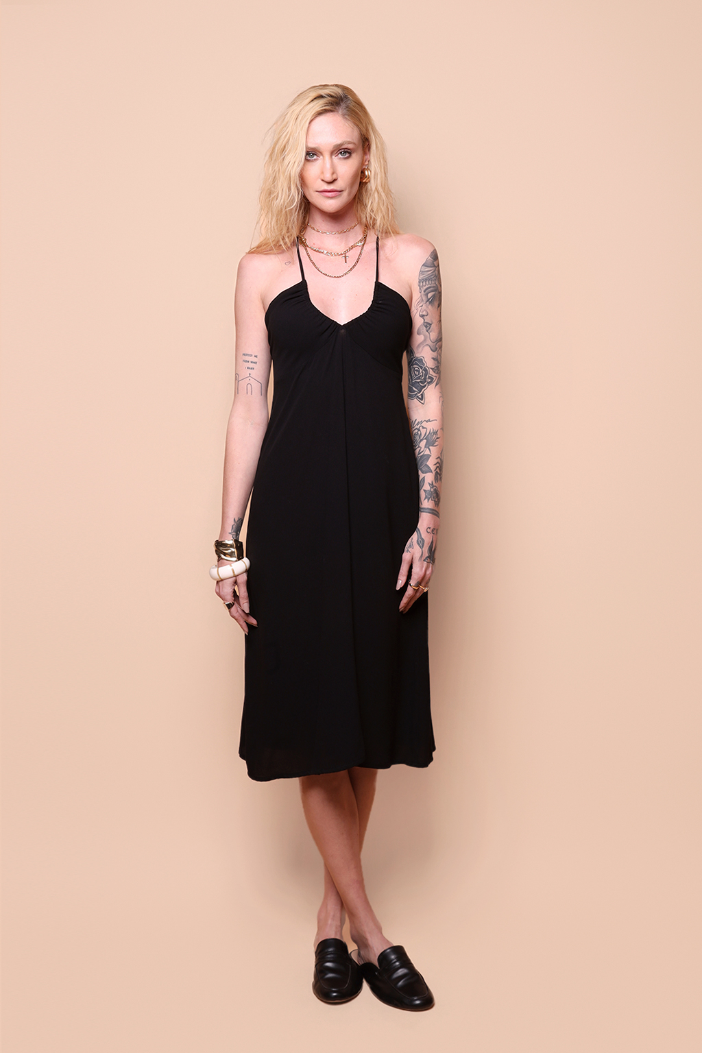 Vestido decote body preto em viscose creponada