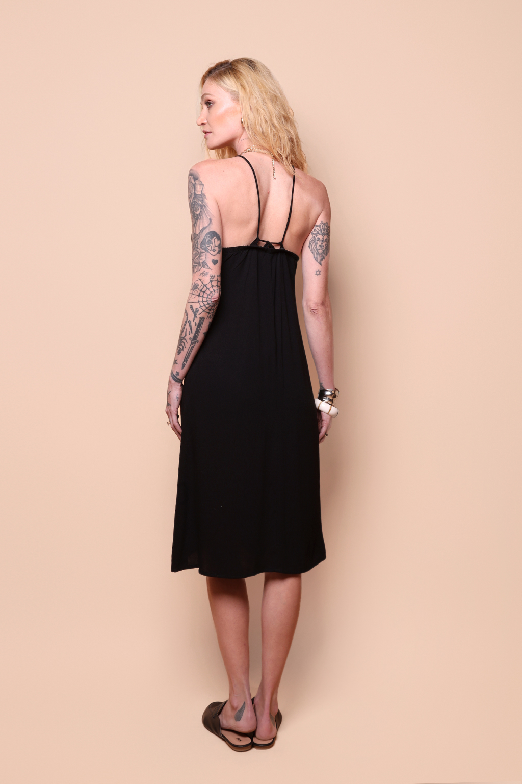 Vestido decote body preto em viscose creponada