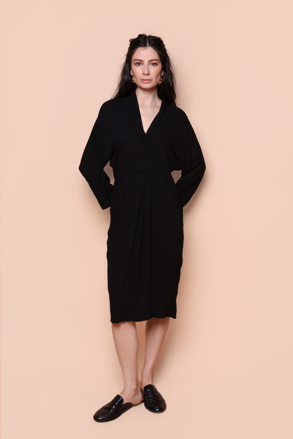 Vestido manga longa transpassado viscose creponada preto