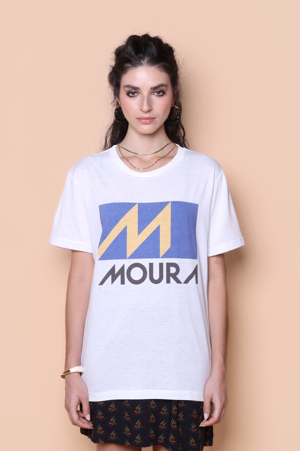 Camiseta collab O Agente Secreto Baterias Moura