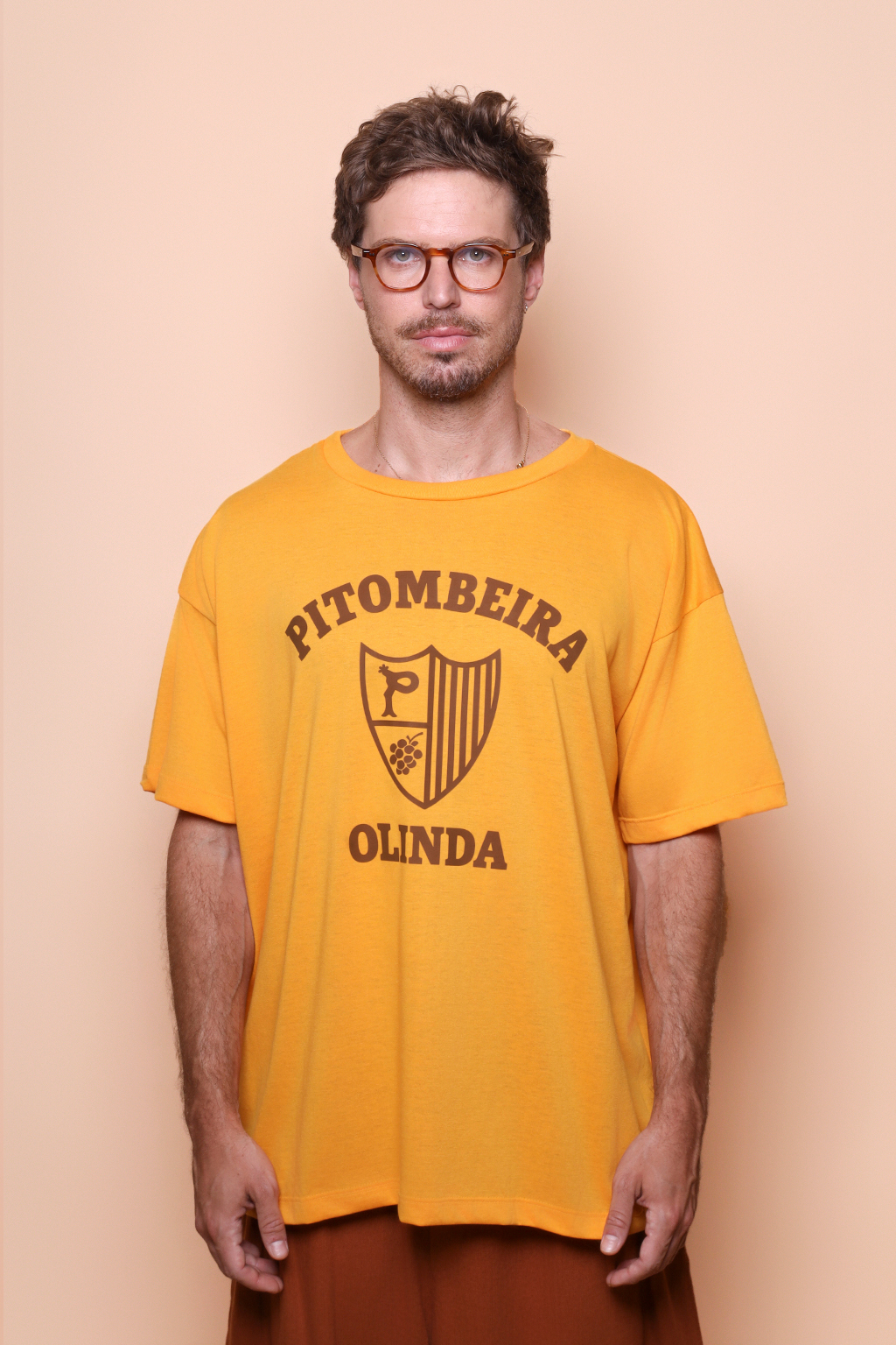 Camiseta oversize collab O Agente Secreto Pitombeira