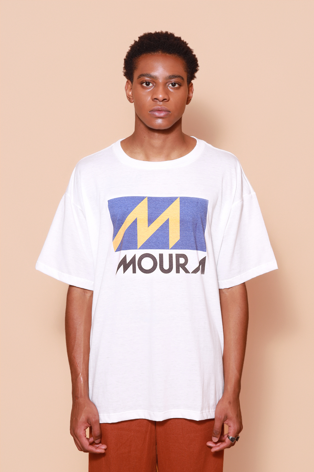 Camiseta oversize collab O Agente Secreto Baterias Moura