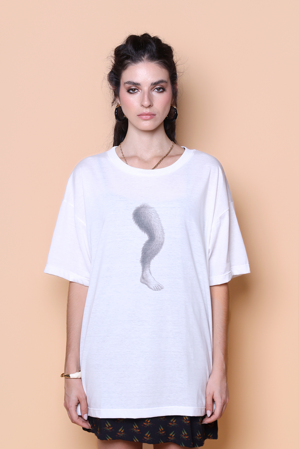 Camiseta oversize collab O Agente Secreto perna cabeluda