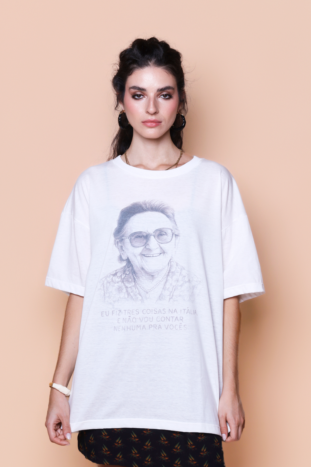 Camiseta oversize collab O Agente Secreto Tânia Maria