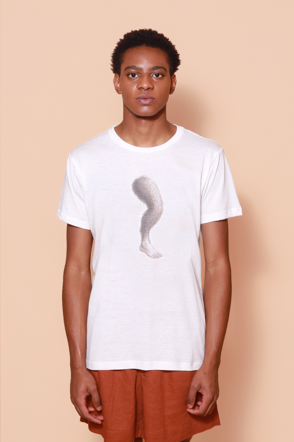 Camiseta collab O Agente Secreto perna cabeluda