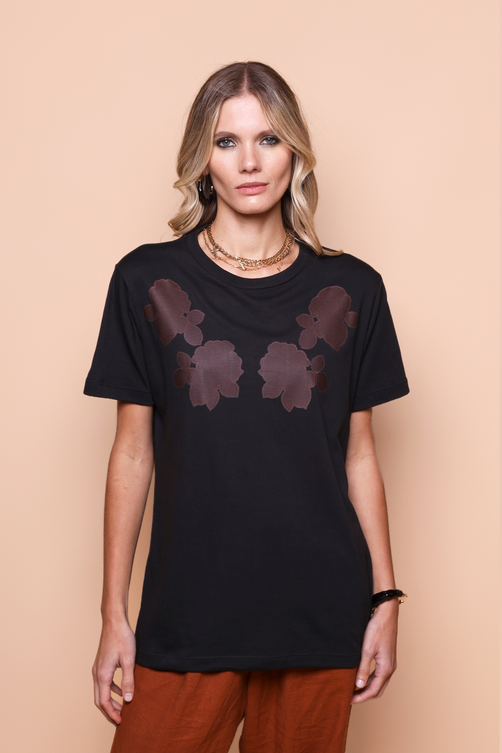 Camiseta preta estampada Flores DTF