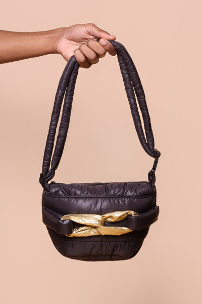 Pochete puffer preta elo dourado